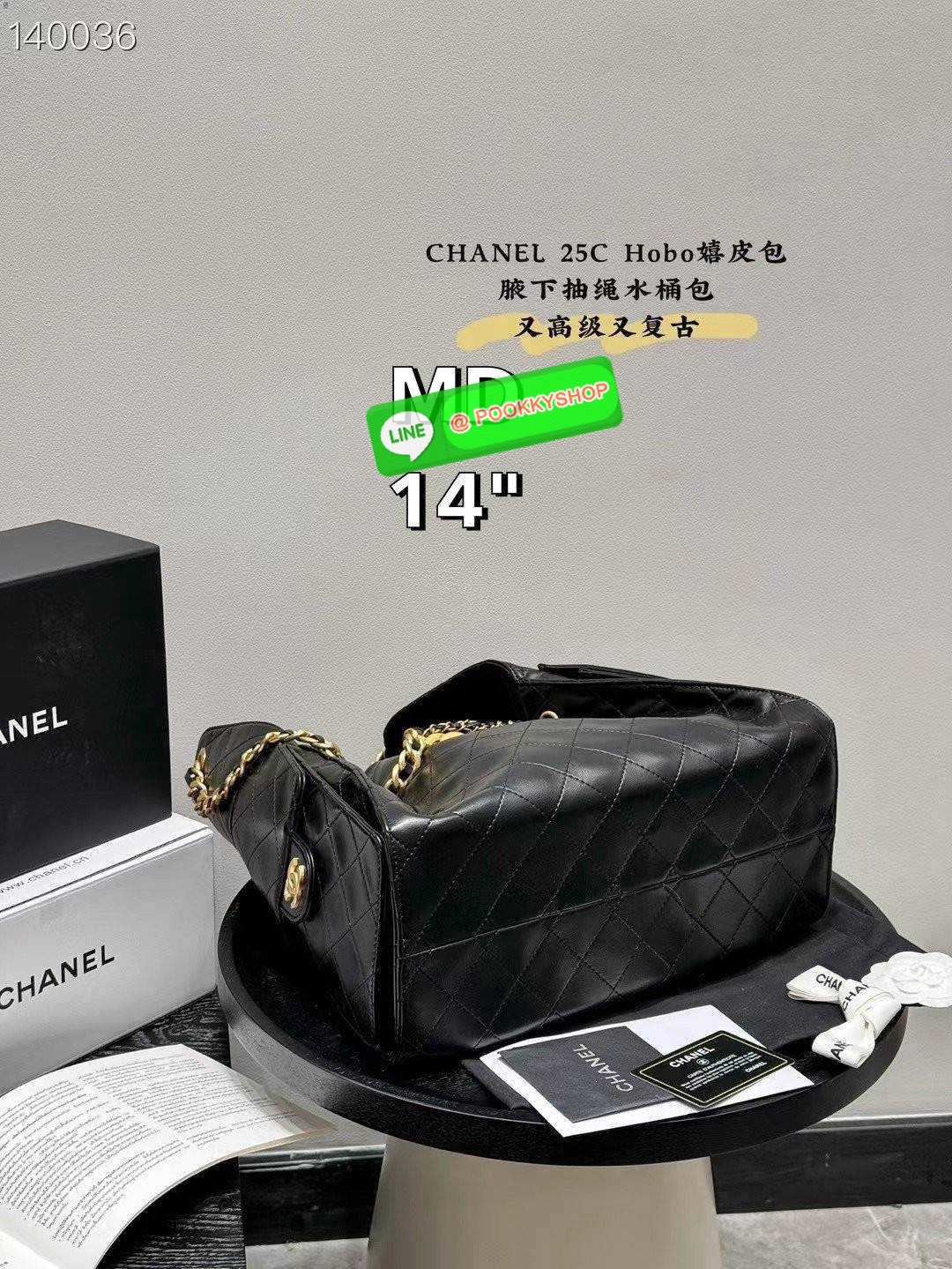 CHANEL 25 Medium Handbag กระเป๋าสะพายทรงโฮโบใบใหญ่ คอลใหม่ล่าสุด ต้อนรับฤดูกาล SPRING-SUMMER 2025 รูปทรงใช้งานได้จริง จุของได้ ถือเก๋ๆ เอวี่เดย์ลุค บอกเลยว่าดีไซน์เก๋มาก สาวๆ เตรียมพุ่งตัวก่อนใครได้เลย ราคาสุดคุ้มที่นี่ที่เดียวค่า