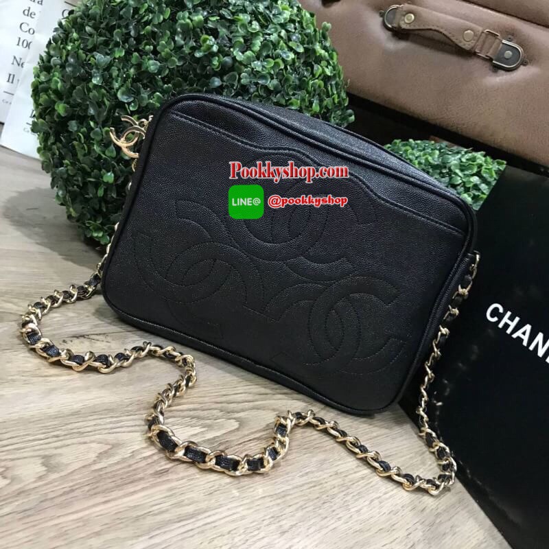 ห้ามพลาด! New! Chanel Shoulder Bag With Chain VIP Gift With Purchase (GWP) รุ่น Limited พรีเมี่ยมกิ้ฟ Chanel Perfume Counter ทรงเหลี่ยมขนาดกำลังดีวัสดุหนังคาเวียร์สวยหรูอยู่ทรง เปิดปิดด้วยซิปหัวซิปแบรนด์ ด้านหน้าปั้มโลโก้แบรนด์ ภายในมีโลโก้และช่องซิป ใส่ก