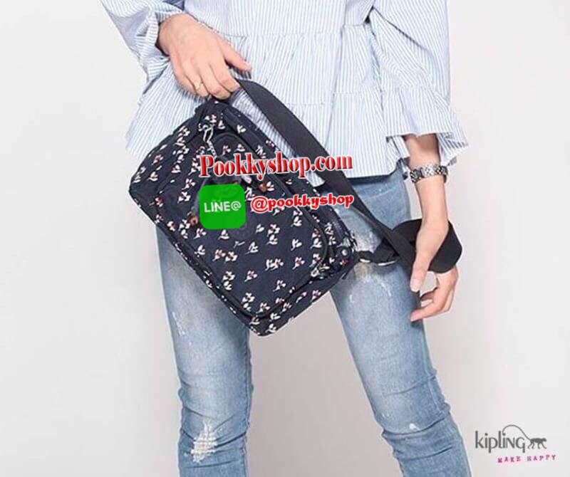 Kipling Reth กระเป๋าสะพายทรงสวย รุ่นยอดนิยมเลยค่ะ สายสะพายปรับระดับสั้น-ยาว เป็นกระเป๋าสะพายเฉียงลำตัวได้ค่ะ ช่องซิปเยอะค่ะ ใส่ของได้เป็นสัดส่วน จุสัมภาระได้ดีเลยค่ะ ทรงสวย สะพายน่ารักมาก ห้ามพลาดเลยค่ารุ่นนี้