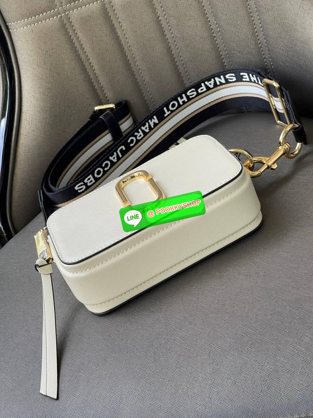 💕 Marc Jacobs Snapshot Bag กระเป๋าแบรนด์ดังจากสัญชาติอเมริกัน นับได้ว่ารุ่นนี้เป็นรุ่นทรงฮิตของ marc jacobs เลยทีเดียว โดยด้านหน้ากระเป๋าจะเป็นโลโก้แบบโลหะที่เป็นสัญลักษณ์ของแบรนด์นี้ มาพร้อมสายสะพายที่จะสะพายยังไงก็ดูโดดเด่น เพราะขนาดใหญ่ที่สกรีน