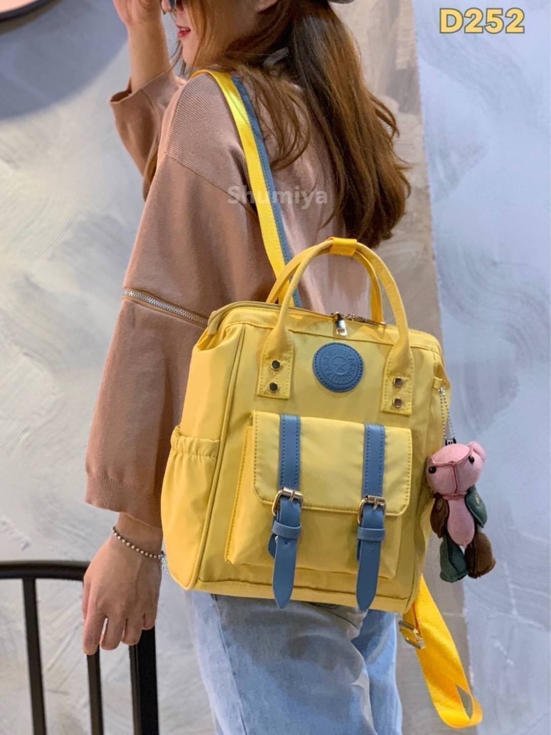 Shumiya Style My Authentic Brand So cute !!! พร้อมส่ง กระเป๋าเป้ Shumiya ทรงน่ารัก ~ ด้านหน้าติดโลโก้แบรนด์และแต่งเข็มขัดเก๋ๆ !!! ใบใหญ่จุใจ ช่องใส่ของเอนกประสงค์เยอะ ด้านหลังมีอีก 1 ช่องซิป สายสะพายทนทาน ตัวกระเป๋าเปิดปิดง่าย แถมฟรีพวงกุญแจหมีน่ารัก สวยค