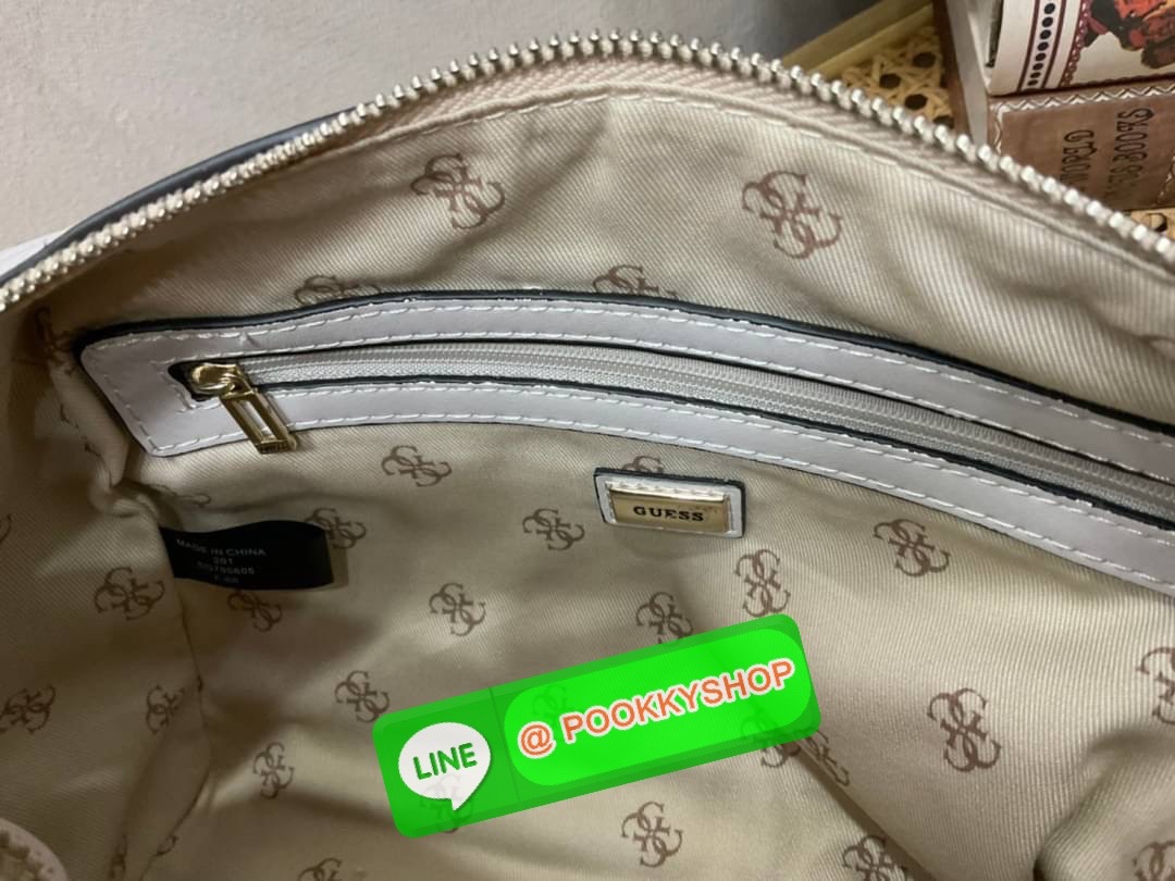 Guess Handbag with Small Shoulder Strap Tyren SG796605 New collection!! Guess ทรงหมอน ขนาดเล็ก ลายซิกเนเจอร์แบรนด์ ทรงหมอนยอดฮิต มีให้เลือก 5 สี สีสวยคลาสสิก เข้ากับง่ายกับทุกชุด ปิด/เปิด ด้วยซิป ภายในโล่งกว้าง แยกเป็นสัดส่วนใช้งาน ซับในตราแบรนด์