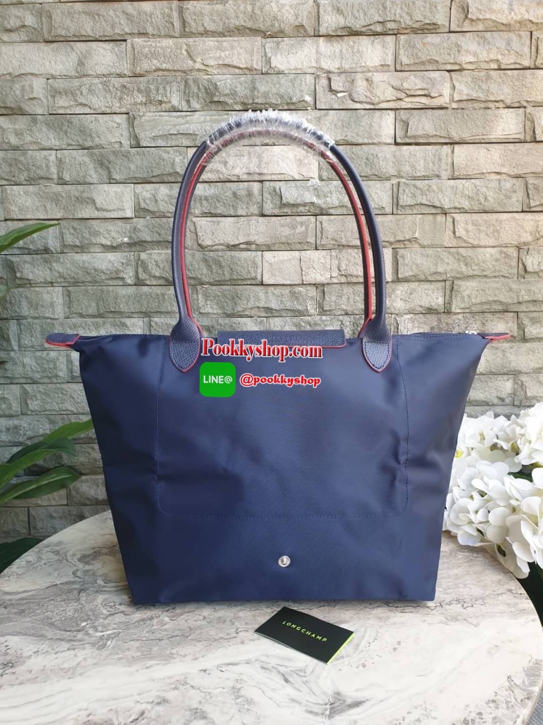 Longchamp Le Pliage Club Tote Bag Size L หูยาว วัสดุเนื้อผ้า Nylon Canvas เคลือบกันนำ้ ตัดด้วยหนังแท้ที่มีน้ำหนักเบา ดีไซน์เรียบง่ายแต่เต็มไปด้วยความคลาสสิก จนเป็นที่ชื่นชอบไปทั่วโลก Longchamp ปรับโฉม LE PLIAGE ด้วยการปักลายรูปม้า-ตราสัญลักษณ์ของแบรนด์บนผ