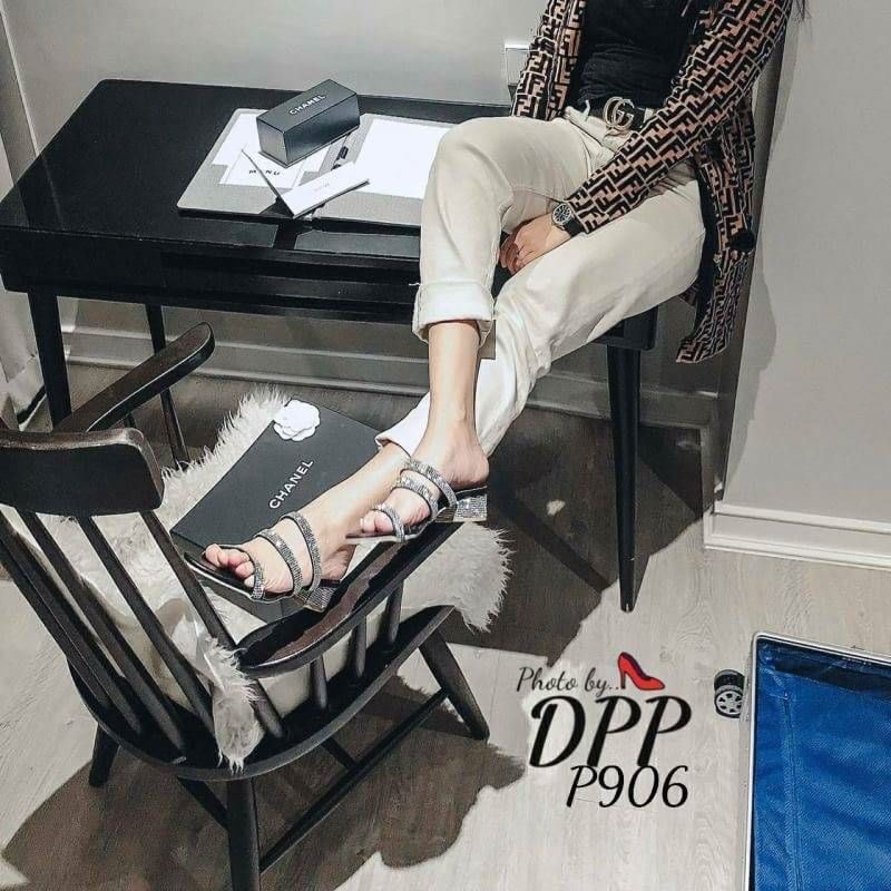 พร้อมส่ง สวยสะพึงมากคะ เพิ่งมา ตัวใหม่ งานเพชร ชาแนล รองเท้าทรงสวม สไตล์ลำลอง สายเพชรวิ้งค์มาก ตัวส้นก้เพชร งานทรงสวม พื้นนิ่ม ใส่สบายๆ แต่ดีไซน์หรูหรา ดูแพงมาก ใส่แล้วขับสีผิวทำให้เท้าขาวมากจ้า งานตัวจริงสวยมากกกกก