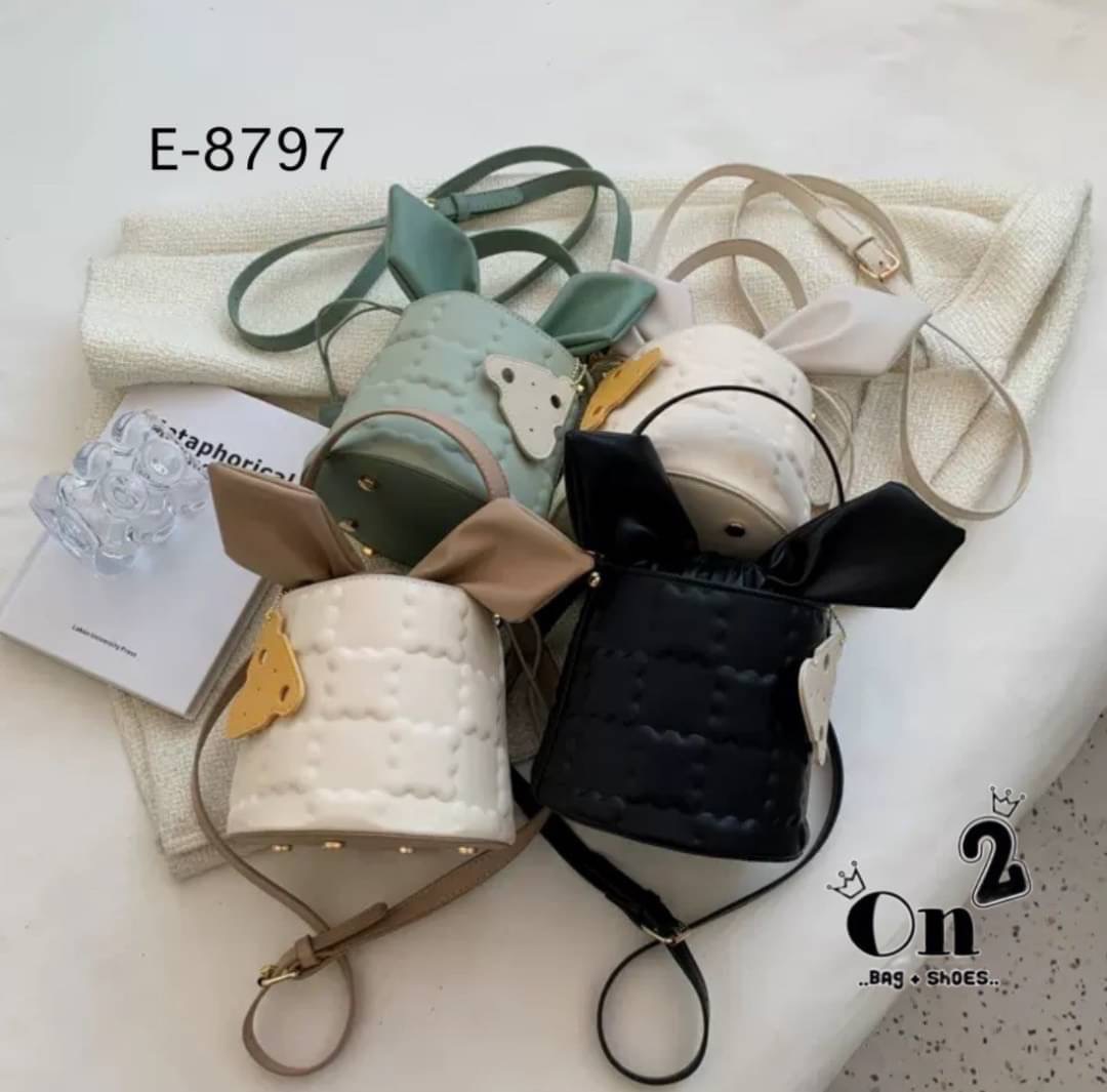 กระเป๋าสะพายแฟชั่นทรงถัง เปิดปิดแบบหูรูด มัดเป็นโบว์น่ารักมากค่ะ มาพร้อมสายสะพายยาว จะถือหรือสะพายก็เริ่ดคร่า