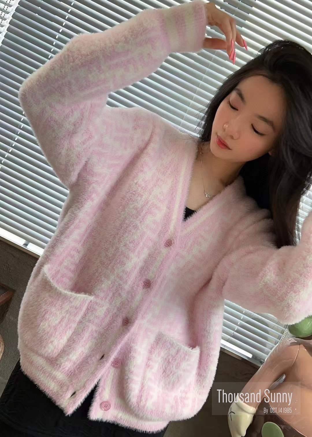 Fendi cardigan เสื้อคลุมผ้าไหมขนกระต่าย (กระต่าย) พรมทอเส้นเล็ก ผ้าเนื้อดีมากค่ะ ผ้าหนานุ่ม เนื้อนิ่มสุดๆค่ะ ผ้ามีน้ำหนัก ยืดหยุ่นได้เยอะ ผ้าใส่สบายผิว ตัวเสื้อทอลาย Fendi Logo ทั้งตัว งานทอแน่นๆ ไม่ต้องกลัวย้วย งานสวยจริงไม่จกตา มีกระเป๋าล้วง 2 ข้าง แต่ง