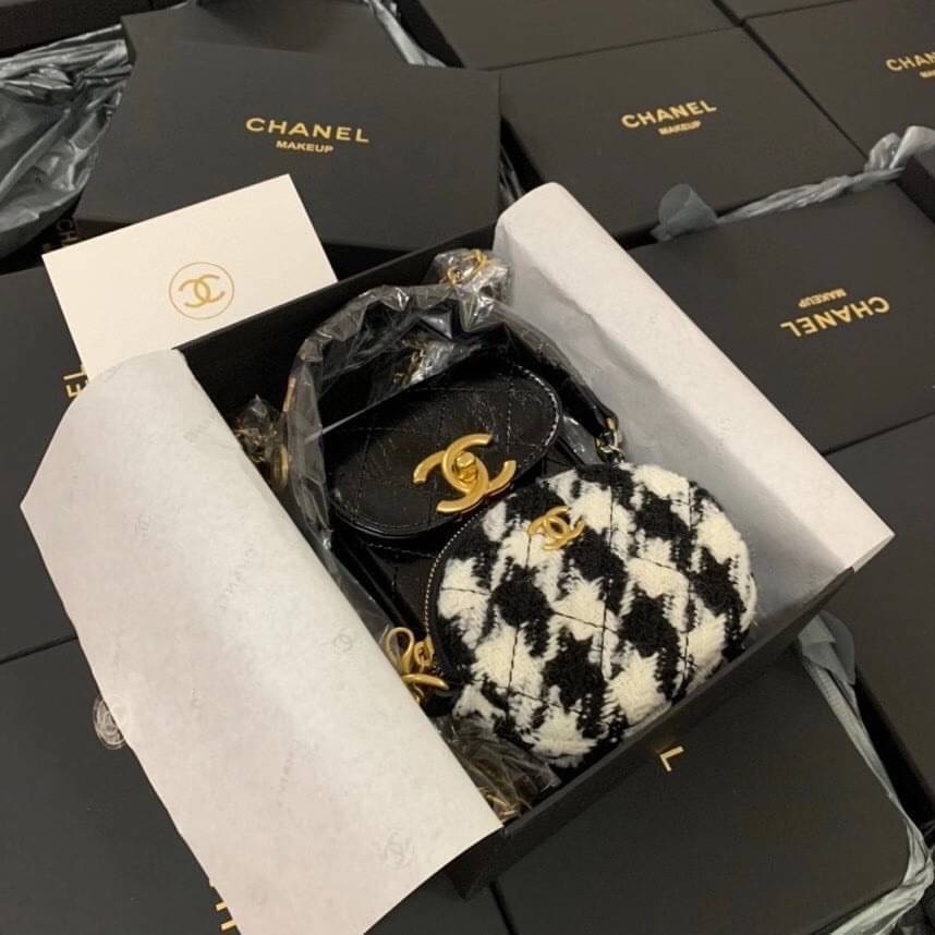 Chanel Shoulder Bag VIP Gift With Purchase (GWP) พรีเมี่ยมกิ๊ฟรุ่น Limited วัสดุหนัง pu เปิดปิดด้วยฝาปิดตัวล๊อคอะไหล่ทองและซิป หัวซิปแบรนด์ สามารถใส่ มือถือ iphone+ ของใช้จุกจิกได้เยอะ และมีกระเป๋าใส่เหรียญถอดได้ สายโซ่ร้อยหนังอะไหล่ทอง+เงิน Crossbody มาพ