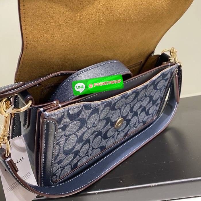 Coach CJ617 รุ่นบัคเคิลหัวใจไม่เคยว่าง ใบนี้บรรจงความหวานละมุนไว้เต็มใบ ถือก็เก๋ สะพายก็เฉียบ สีบลูยีนส์ตัดลายซิกเนเจอร์ หวานแบบไม่ต้องอธิบาย ของมันต้องมีสำหรับสายเก็บลุคเรียบหรูดูแพง