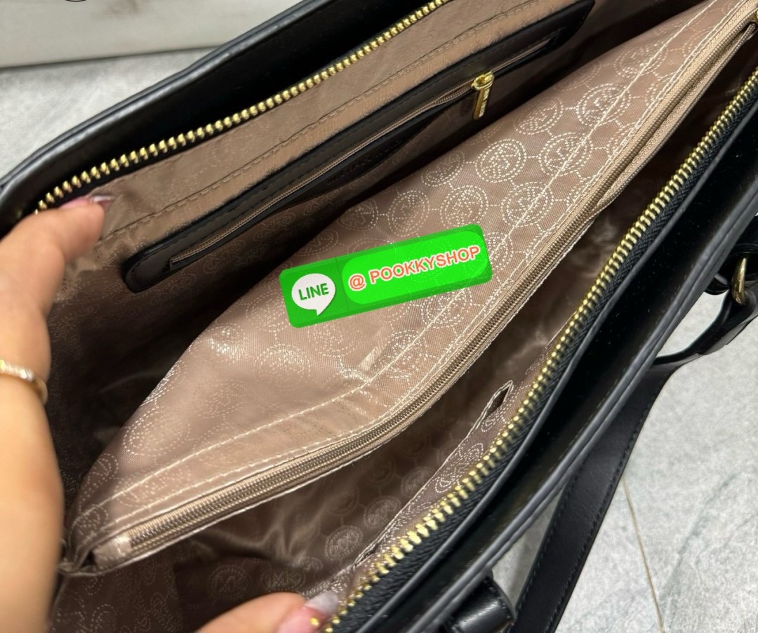 MICHAEL KORS TOTE BAG กระเป๋าสะพายไหล่ทรง Tote ใบใหญ่กำลังดีหนัง Saffiano สวยหรูอยู่ทรง ด้านหน้าประดับโลโก้สีทองสวย พร้อมอะไหล่ห้อยแบรนด์ ภายในมี 2 ช่องหลัก 1 ช่องซิปกลาง และช่องเล็ก ใส่ของจุกจิก และสายห้อยกุญแจ กว้างและจุ ใส่ ipad เอกสาร A4 กระเป๋าสตางค์