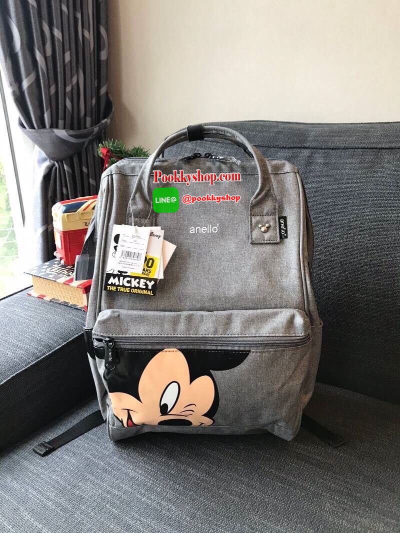ANELLO MICKEY LIMITED EDITION DT-G001รุ่น Classic เป็นการทำงานร่วมกันระหว่าง Anello กับDisneyอีกครั้ง ภายใต้ตัวการ์ตูนมิกกี้ คอลเลคชั่นพิเศษ กระเป๋าเป้สะพายหลัง วัสดุ polyester ที่มีความหนาแน่นสูงที่เป็นที่นิยม พิมพ์โลโก้Anelloสีขาวบนด้านบนหน้ากระเป๋า ให้