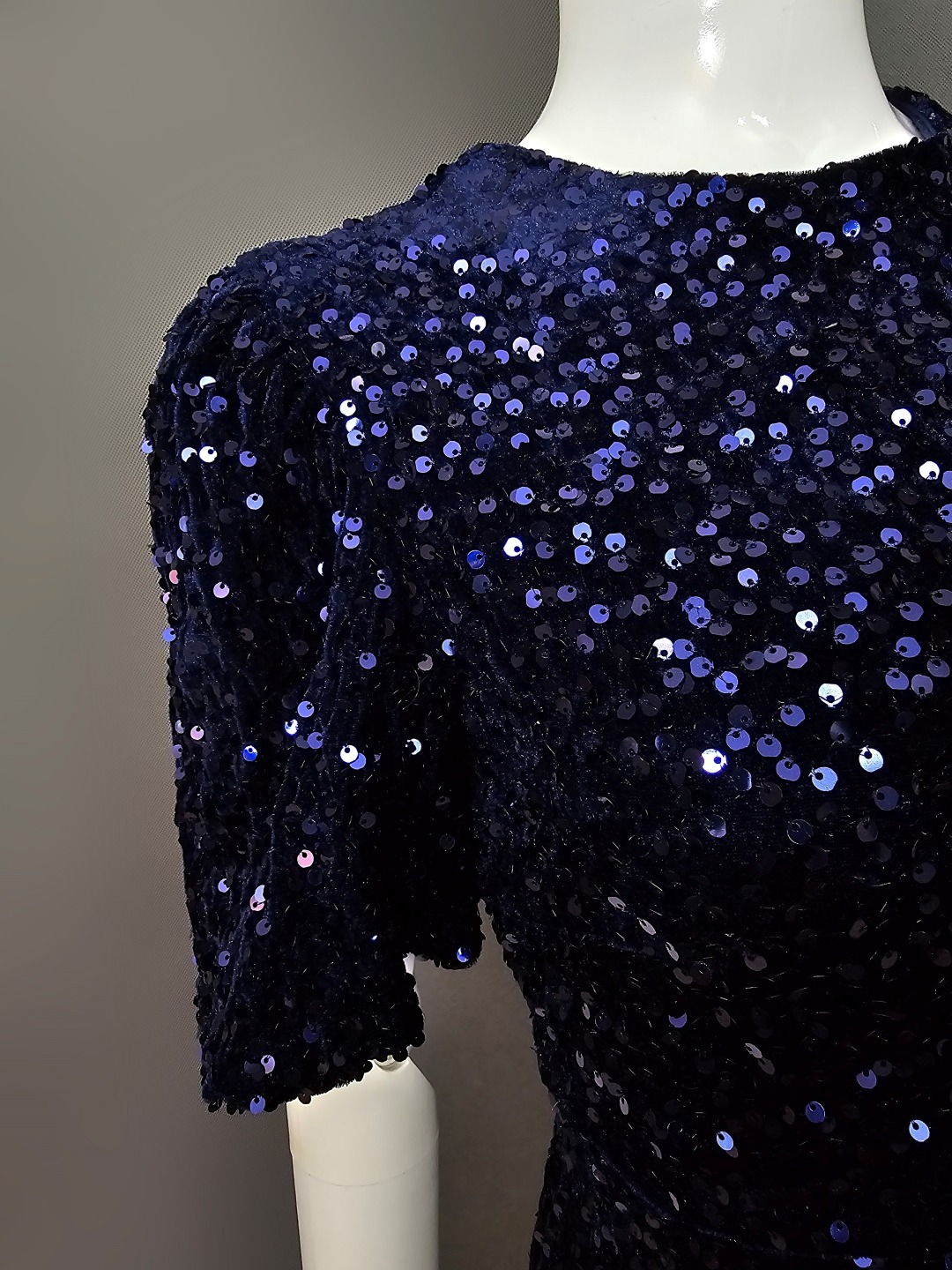 เดรสเสื้อคอกลม แขนสั้นปลายแขนพอง ชายกระโปรงบานเล็กน้อย