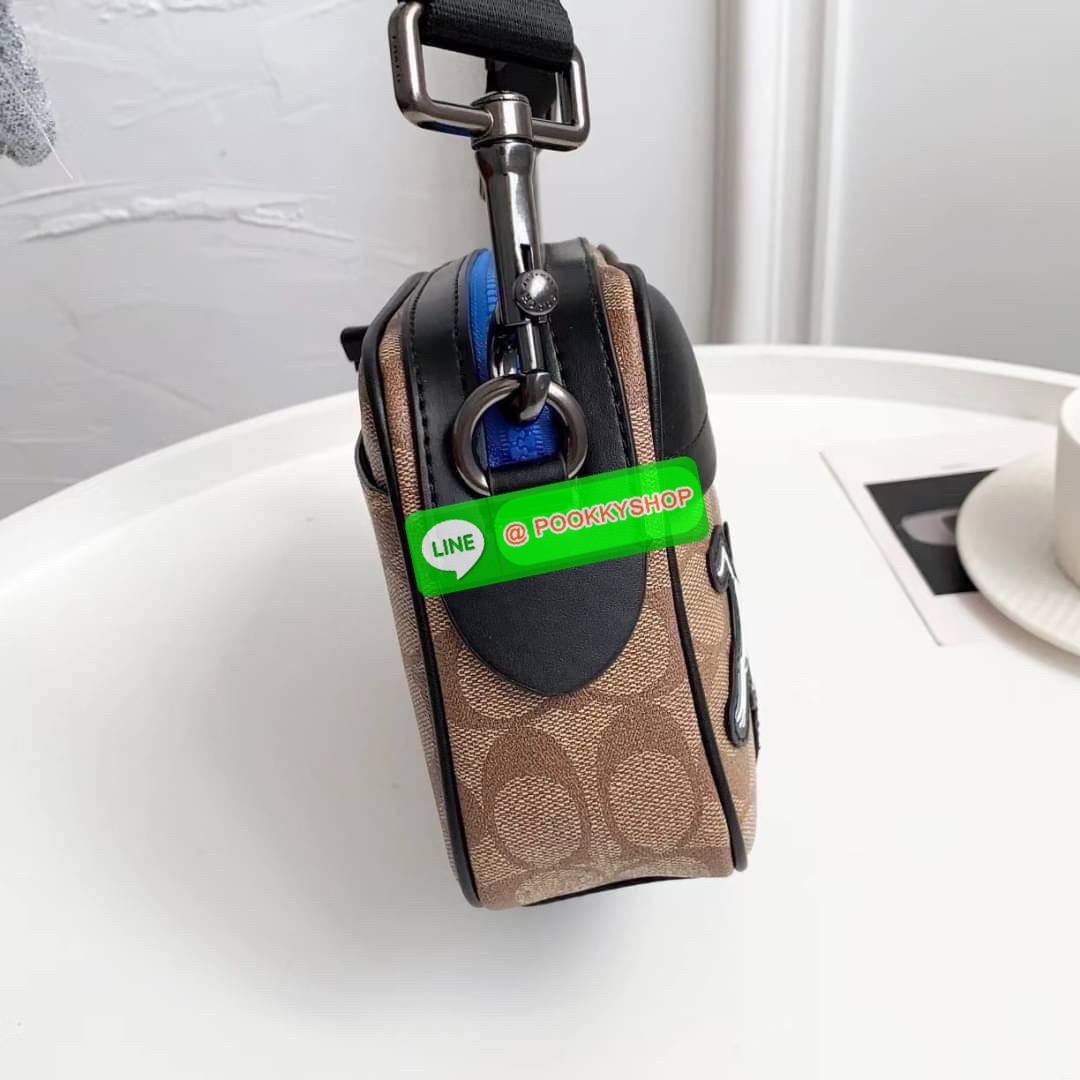 🎯COACH F91498 GRAHAM CROSSBODY IN SIGNATURE CANVAS ✨ Coach F91498 รุ่น Graham Crossbody กระเป๋าทรงเหลี่ยมขนาดกลาง แนวสปอร์ตหรู มีสายสะพายปรับระดับได้ เหมาะกับทุกลุค ไม่ว่าจะวันทำงาน หรือวันชิลล์ เรียบ เท่ ใช้ได้ทุกวันแบบมีดีไซน์