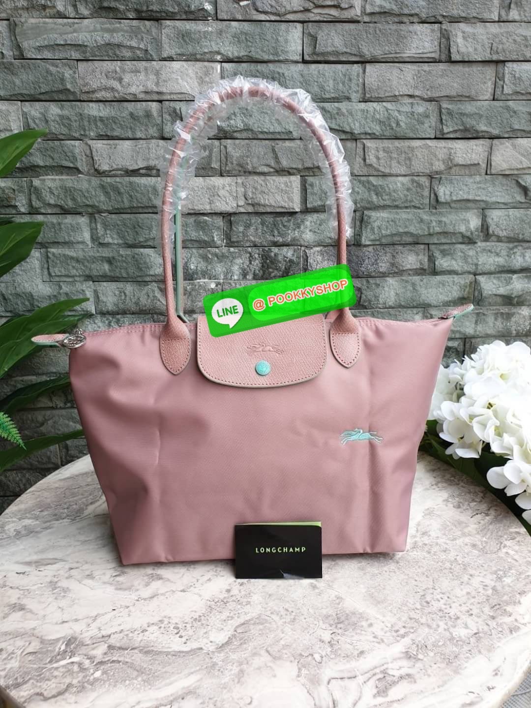 Longchamp Le Pliage Club Tote Bag Size S หูยาว วัสดุเนื้อผ้า Nylon Canvas เคลือบกันนำ้ ตัดด้วยหนังแท้ที่มีน้ำหนักเบา ดีไซน์เรียบง่ายแต่เต็มไปด้วยความคลาสสิก จนเป็นที่ชื่นชอบไปทั่วโลก Longchamp ปรับโฉม LE PLIAGE ด้วยการปักลายรูปม้า-ตราสัญลักษณ์ของแบรนด์บนผ
