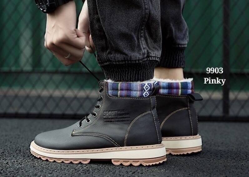 พร้อมส่ง 9903 รองเท้าหนังหุ้มข้อชาย 9903 งานนำเข้าอีกงานที่หนุ่มๆ ตามหา งานคุณภาพ หนัง pu พรีเมี่ยม ด้านในบุผ้าสำลี พื้นกันลื่นอย่างหนา ปลายข้อแต่งลายเล็กน้อย เท่ห์ได้อีก สวมง่าย ใส่สบาย ซับเหงื่อได้ดี งานดีมีน้อย ราคาเบามั่กๆ