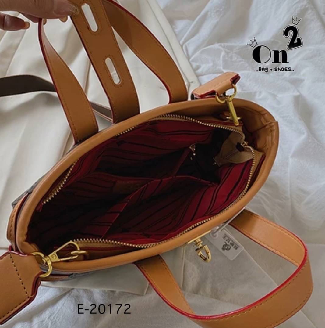 กระเป๋าสะพายแฟชั่นทรง tote งานสไตล์แบรนด์ ตัวล็อกด้านหน้าปรับระดับได้ มีสายสะพายยาวให้สามารถถอดออกถือได้ค่ะ