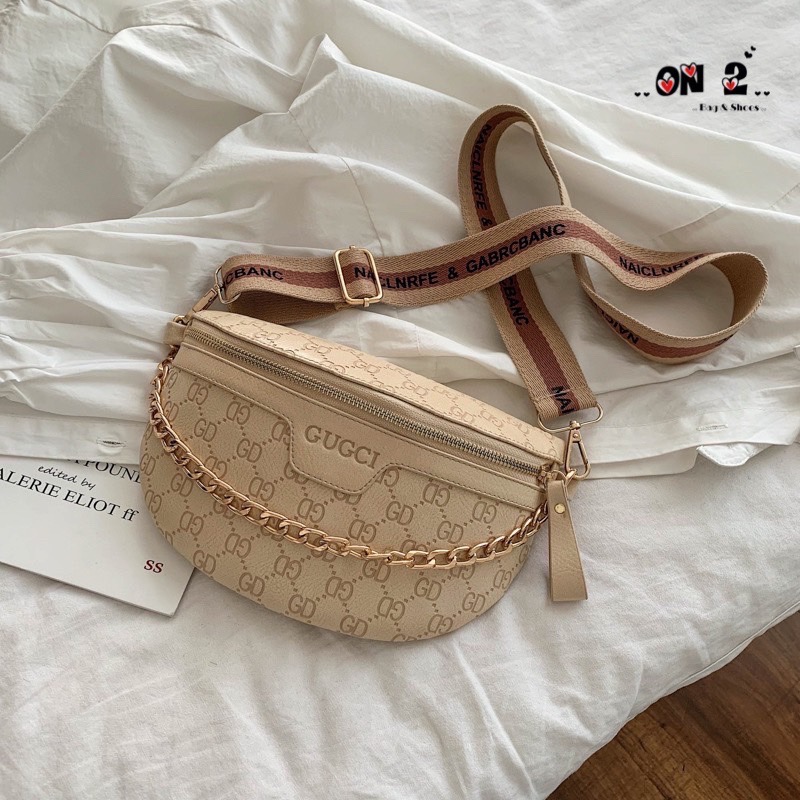 กระเป๋าสะพายข้างได้ คาดอกได้ วัสดุตัวกระเป๋าทำจากหนังแคนวาสลายgd อะหลั่ยสีทอง กระเป๋าเป็นปากซิปมาพร้อมสายสั้นเป็นสายโซ่สีทอง สายยาวเป็นสายแฟชั่นลายตามรูป