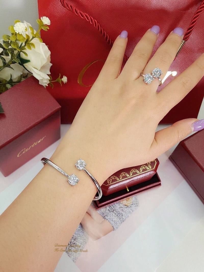 Super Hi-End Quality !!!! เซตแหวน + กำไลงานเพชรพรีเมี่ยม CZ เพชรโคลนนิ่งเหมือนเพชรแท้มากๆค่ะ รุ่นนี้เพชรคัดเกรด 6A รุ่นนี้กำไลขนาด 3 กะรัต แหวนขนาด 3 กะรัต เพชรคัด ขาว ใส เหลี่ยมเพชรเหมือนเพชรแท้เป๊ะคะ ตัวเรือนชุบ 5 ไมครอน ชุบทองหนาอย่างดีค่ะ งานเกรดเดียว