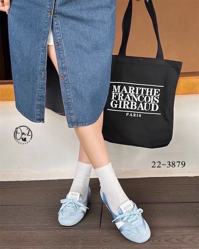 รองเท้าผ้าใบสไตล์ Miu miu แต่งสายคาดสปอต มี ผูกเชือกกรุบกริบ งานจริงน่ารักมากเป็นหนังนิ่มใส่สบายสุดสุด