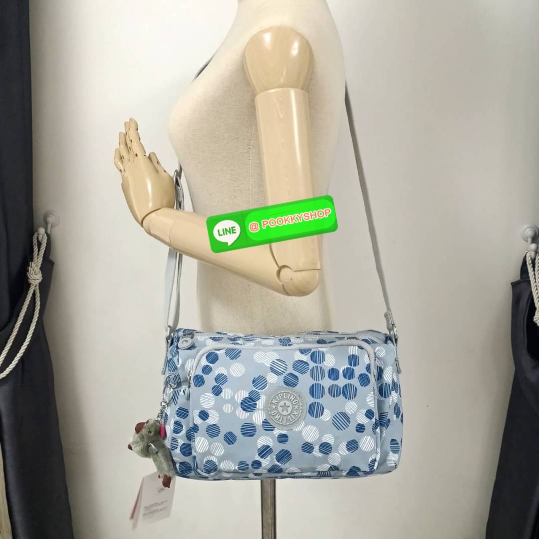 KIPLING RETH CROSSBODY BAG ซับในตาราง วัสดุ Nylon +polyester กระเป๋าสะพายข้างหรือ สะพาย Crossbody ได้ ช่องหน้าเปิด-ปิด ด้วยซิป พร้อมช่องแยกบ่อยด้านข้าง ช่องหลัก 2 ช่อง ด้านในโล่งกว้าง สามารถจุสัมภาระได้เยอะ พร้อมช่องซิปหลัง สายสะพายปรับระดับสั้น-ยาว ได้ f