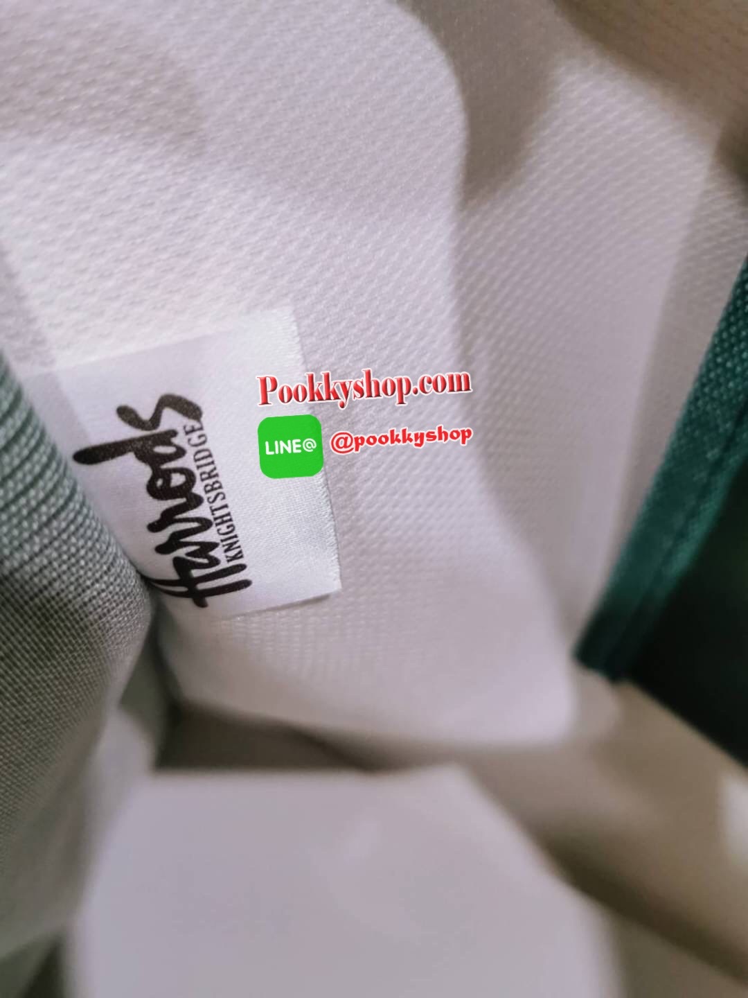 Restock พร้อมส่งแล้วค่ะ! Harrods London Top-handle Shopping Bag Large กระเป๋า Shopping Bag (Size L) แบรนด์ดังจากอังกฤษไอเท็มยอดนิยม PVC+Polyester 100% ของแท้ใบใหญ่ เนื้อหนาอยู่ทรง กันน้ำ แข็งแรง น้ำหนักเบา เปิดปิดด้วยซิปสะดวกใช้หัวซิปปั้มโลโก้แบรนด์อะไหล่