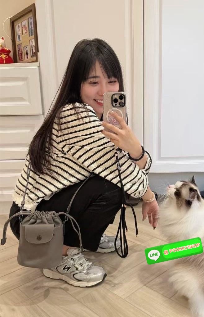 NEW ARRIVAL! LONGCHAMP LE PLIAGE XTRA XS BUCKET BAG ต้องบอกก่อนว่ารุ่นนี้เป็นรุ่นที่ใช้ออกมาแล้วไม่มีคำว่าผิดหวัง ออกแบบมาสวยแบบตัวแม่เลยค่าา 🔖พร้อมส่งทันที! กับกระเป๋าทรงบัคเกต หนังแท้smooth leather อย่างดี ใบกลางเจ้าลำตัวแล้วสวยมากก