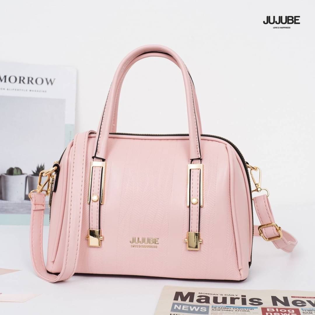 กระเป๋าสะพายข้างผู้หญิง แบรนด์ Jujube ทรงหมอนใบใหญ่ ภายโล่งในกว้าง มี3ช่องใช้งาน จุของได้เยอะคะ