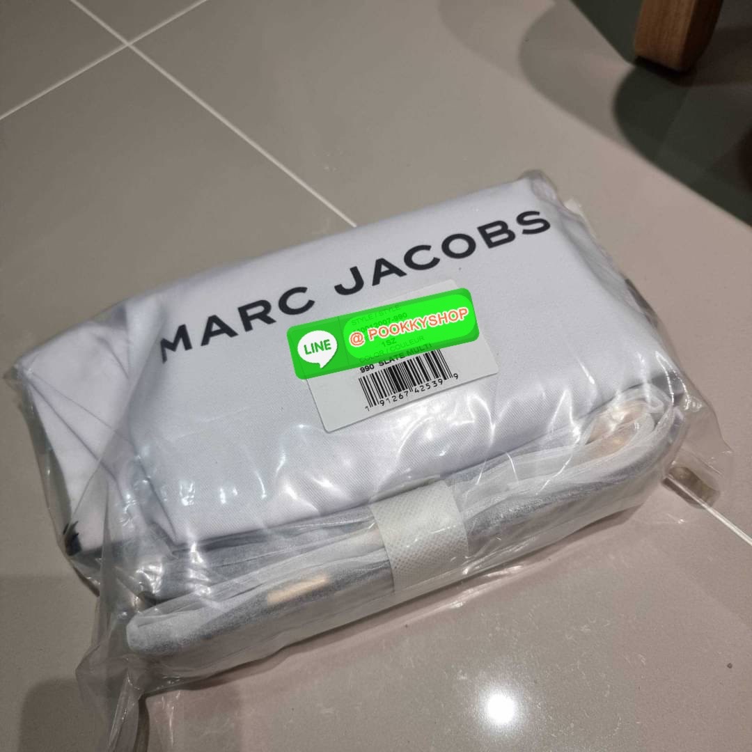 MARC JACOBS THE SNAPSHOT CAMERA BAG ไอเท็มยอดฮิตที่โดดเด่นเป็นเอกลักษณ์ กับกระเป๋าสะพายข้างสุดปัง เรียกได้ว่าไม่ซ้ำใคร!! วัสดุหนังวัว สวยอยู่ทรง เปิด-ปิดกระเป๋าด้วยซิป มีซิปหลัก 2 ช่อง แบ่งสัดส่วนไว้ดีมาก มาพร้อมสายสะพายสปอร์ตเส้นใหญ่ ที่ออกแบบโทนสีมาให้เ