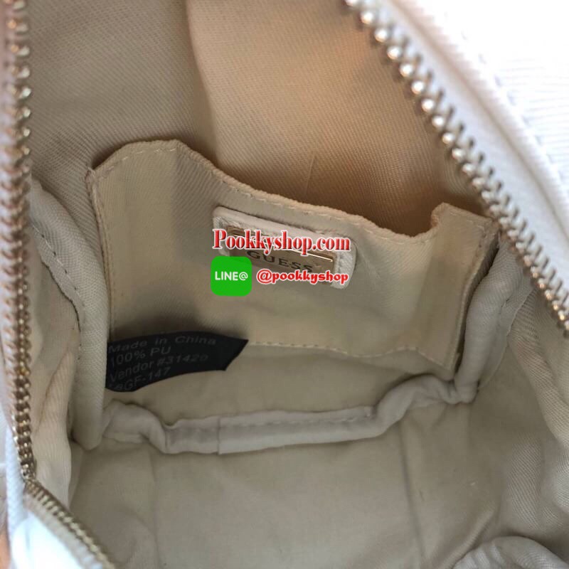 GUESS Factory Women's Evan Mini Crossbody กระเป๋าสะพายใบเล็กสุดน่ารักจาก guess มาแล้วค่า ไอเท็มสุดน่ารัก วัสดุทำจาก pu สกรีนลายสุดน่ารัก ด้านหน้ามีโลโก้ มีพวงกุญแจสวยเก๋ สายสะพายมีสายโซ่สลับหนังปรับได้ 5 ระดับ ด้านบนมีหูหิ้วจับถนัดมือ กระเป๋ามี 1 ช่อ