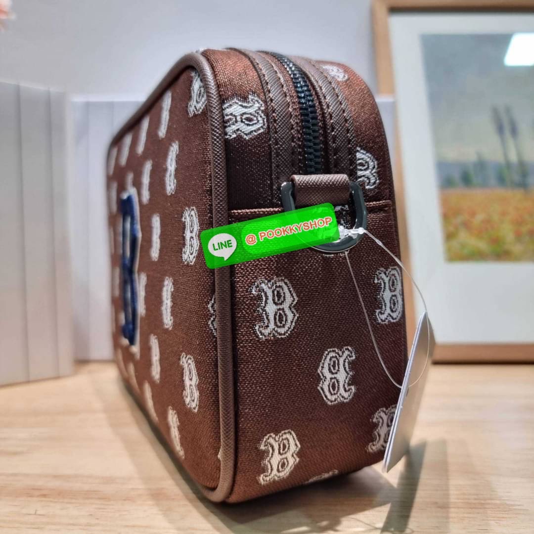 MLB JACQUARD MONOGRAM CROSSBODY BAG ฉุดไม่อยู่ ดาเมจแรงมาก!! กับกระเป๋าครอสบอดี้ ที่สายเกาต้องมี!! ดีไซน์ลวดลายโมโนแกรมเอกลักษณ์ ลงบนผ้า jacquard ได้อย่างลงตัวและสวยงาม เปิด-ปิดด้วยซิป ภายในโล่งกว้าง จุของสบายๆ มาพร้อมใบลูก และสายสะพายข้าง ให้ความคล่องตัว