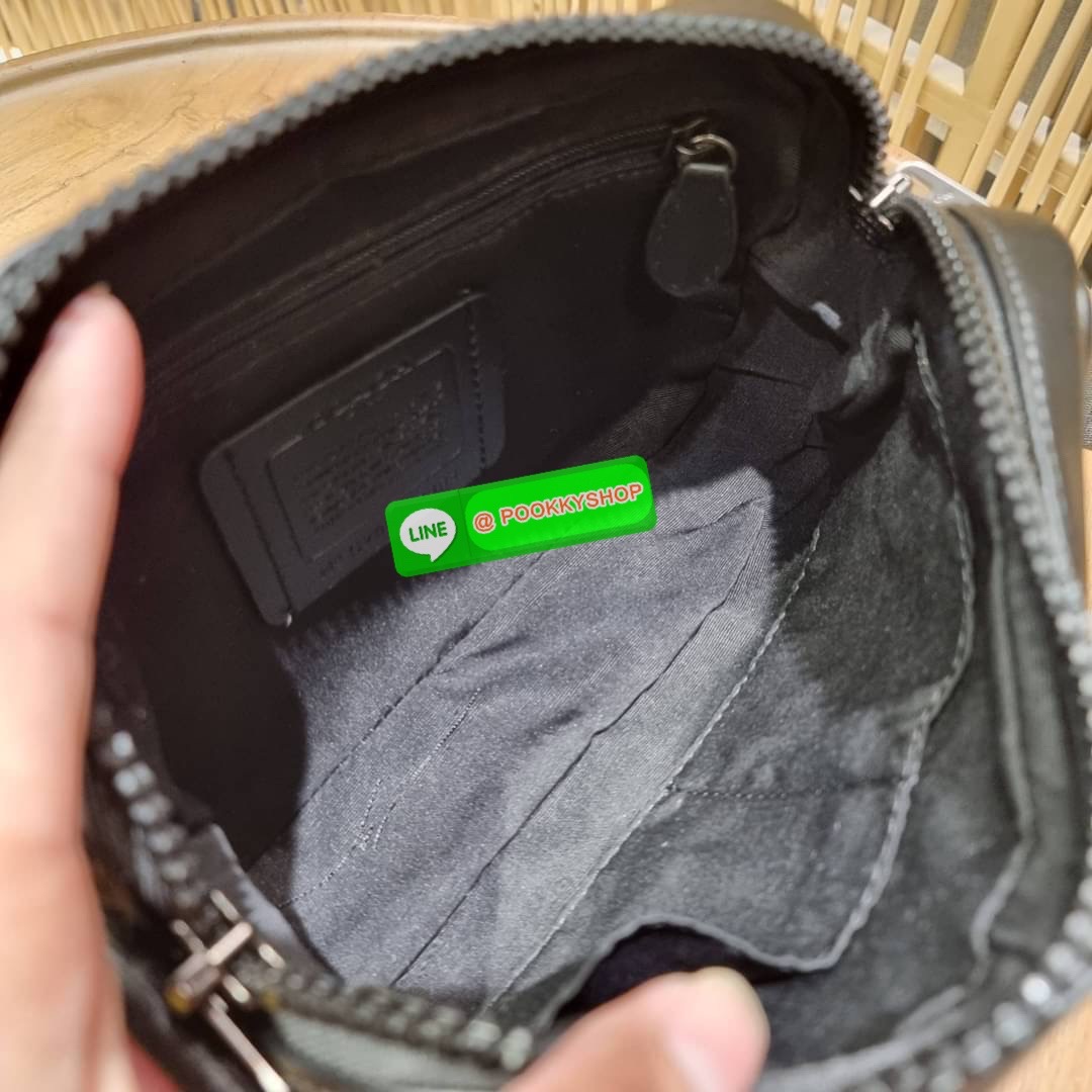 COACH 2373 EDGE CROSSBODY ความเท่ never die!! กระเป๋าครอสบอดี้ทรงยอดฮิต ที่หนุ่มๆไม่ควรพลาด รูปทรงดีไซน์คลาสสิค ใช้งานง่าย วัสดุหนังแท้สลับแคนวาส โดดเด่นด้วยลูกเล่นโทนสี ตัวกระเป๋ามีซิปหลัก และซิปด้านหน้า พร้อมช่องแยกด้านหลัง ใส่ของไปเลยเน้นๆ ใส่โทรศัพท์ม