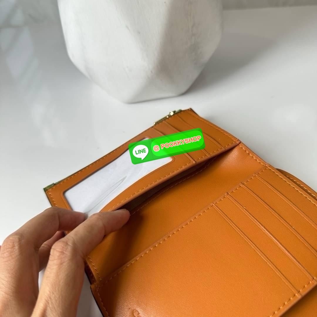Coach Medium Grace Wallet (Cl421) 🔖กระเป๋าสุดหรูใบกลาง ขนาดกำลังดีกระทัดรัด 🔖วัสดุ : pebble leather 🔖ภายในมีช่องใบบัตรเครดิต 6 ช่อง มีช่องใส่เหรียญแยก สามารถใส่ธนบัตรแบงค์พันได้คะ