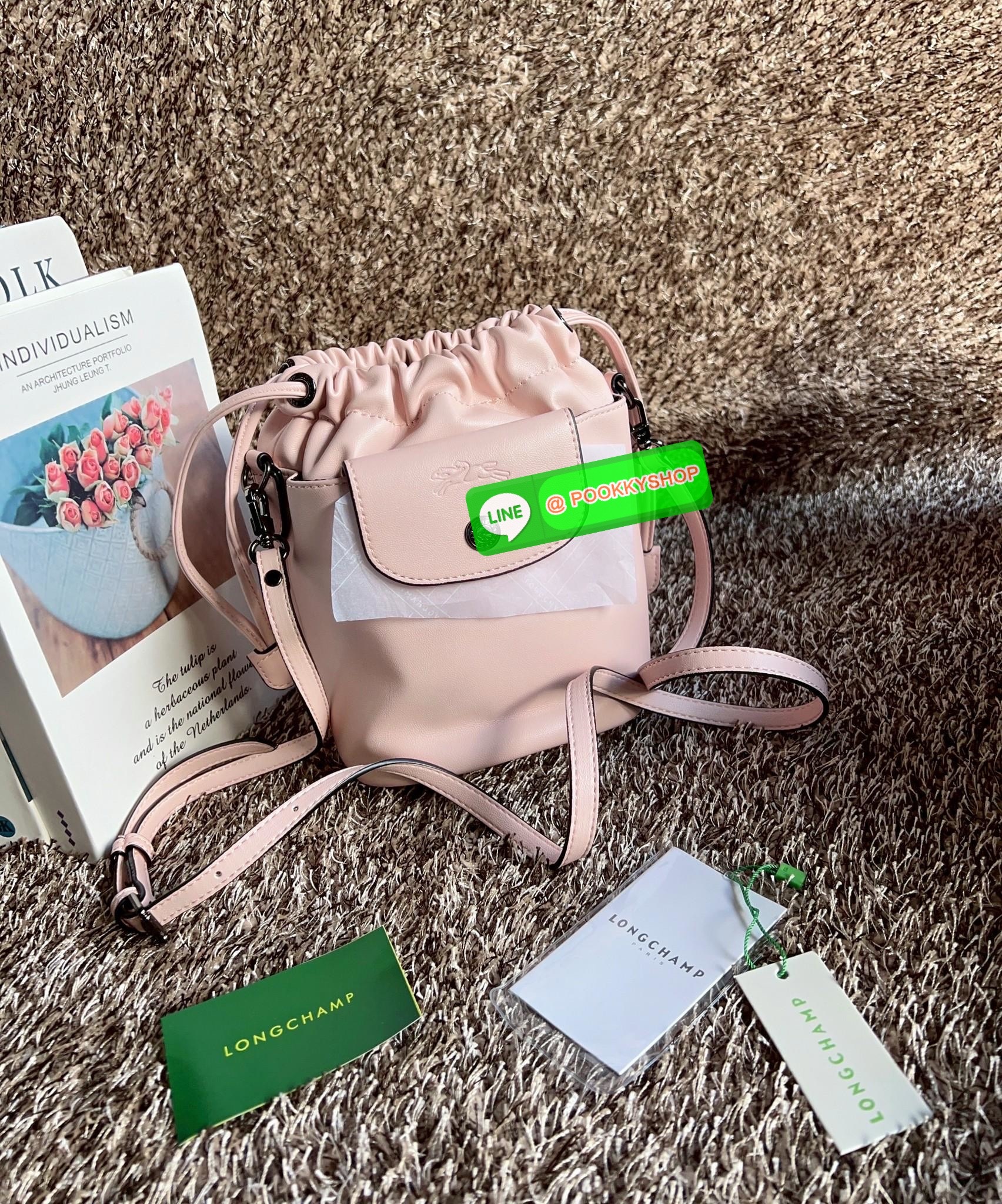 NEW ARRIVAL! LONGCHAMP LE PLIAGE XTRA XS BUCKET BAG ต้องบอกก่อนว่ารุ่นนี้เป็นรุ่นที่ใช้ออกมาแล้วไม่มีคำว่าผิดหวัง ออกแบบมาสวยแบบตัวแม่เลยค่าา 🔖พร้อมส่งทันที! กับกระเป๋าทรงบัคเกต หนังแท้smooth leather อย่างดี ใบกลางเจ้าลำตัวแล้วสวยมากก