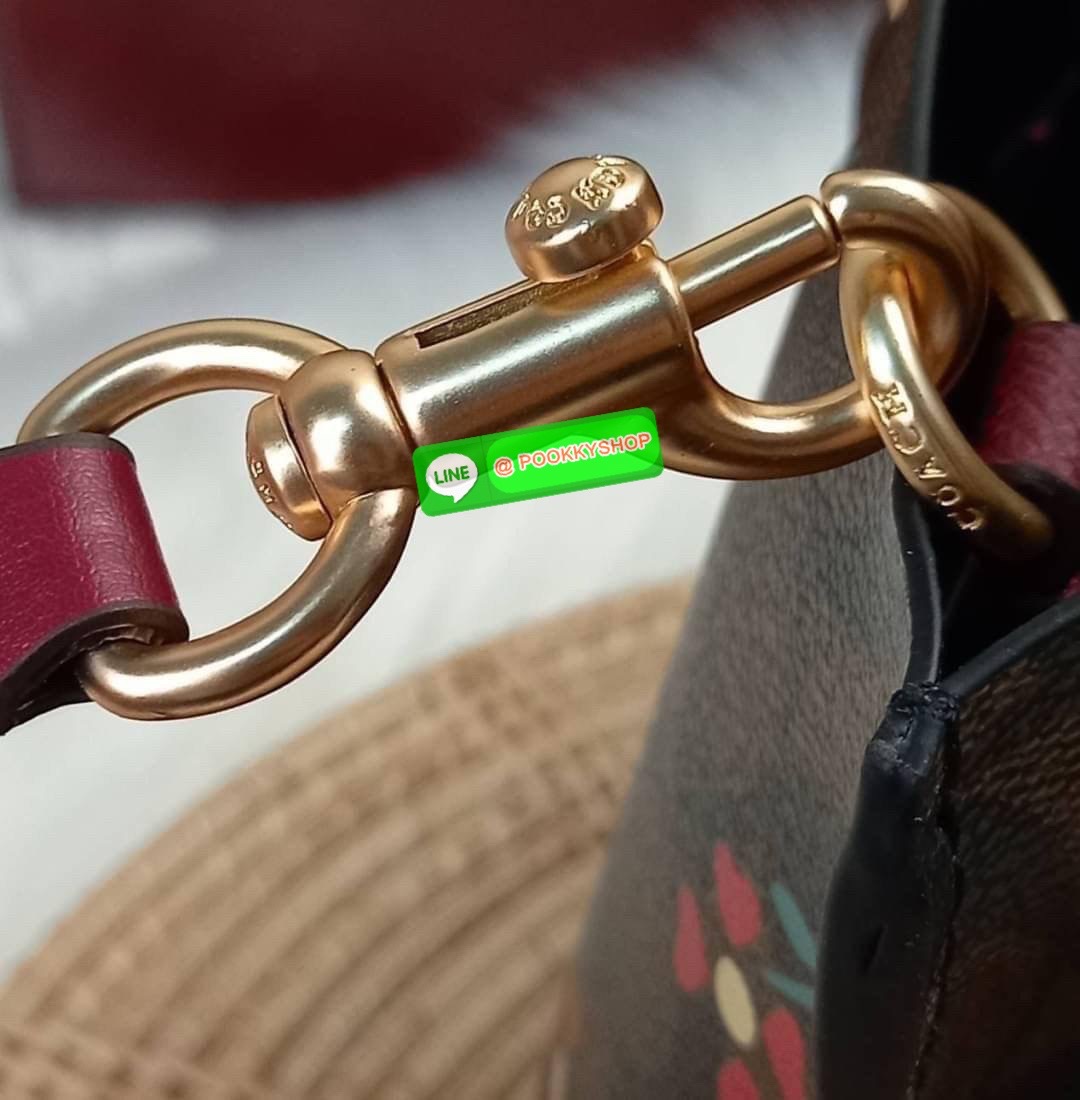 NEW IN ไม่หลงรัก ทำไงไหว COACH MOLLIE TOTE 25 IN SIGNATURE CANVAS WITH SNOOPY (COACH C4250) กระเป๋าถือ กระเป๋าสะพาย รุ่นฮิต พิมพ์ลาย น่ารักเกินเบอร์ได้อีก// ขนาดเหมาะมือ มีสายสะพายยาว ถอดและปรับระดับได้ //วัสดุแคนวาส ผสมหนังแท้ ขึ้นทรงสวย ลาย SIGNATURE ด้