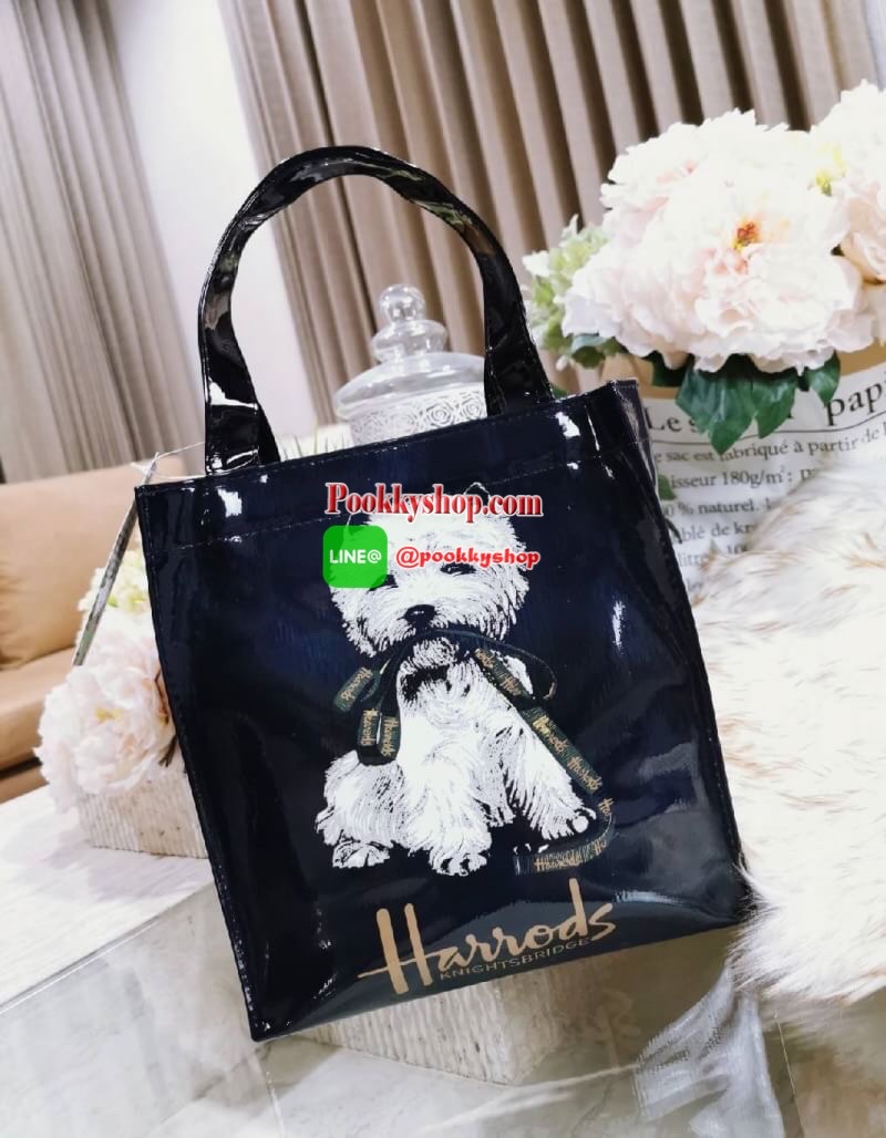 ลายนี้เข้าแล้วนะคะ! พร้อมส่งไอเท็มยอดนิยม! Harrods London Top-handle Shopping Bag กระเป๋า Shopping แบรนด์ดังจากอังกฤษรุ่นยอดนิยมวัสดุ PVC+Polyester 100% ของแท้เนื้อหนาอยู่ทรงกันน้ำ ขนาดกำลังดี น้ำหนักเบา เปิดปิดด้วยซิปสะดวกใช้หัวซิปปั้มโลโก้แบรนด์อะไหล่เง