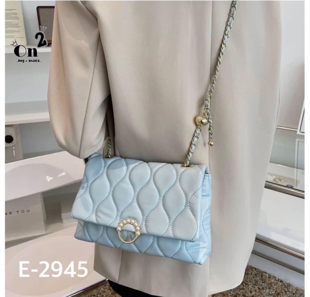 กระเป๋าสะพายมาใหม่ งานสไตล์แบรนด์ เปิดหน้า สายสะพายยาวแบบครอสบอดี้หรือดึงขึ้นสะพายข้างได้ค่ะ