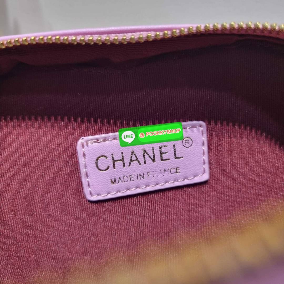 สวยมาก มงลงมาก!! พรีเมี่ยมกิ๊ฟ Chanel vip สุดพิเศษจากเคาน์เตอร์ duty free กระเป๋าสะพายสุดคิ้วท์ ที่ดีไซน์รูปทรงหัวใจไม่ซ้ำใคร น่ารักทุกสี น่าใช้ไปเลยแม่!! วัสดุหนังแกะฟอกสี เปิด-ปิดด้วยซิป ด้านหน้ามีช่องเก็บของจุกจิก ภายในเป็นช่องโล่ง ใส่มือถือ ใส่กระเป๋า