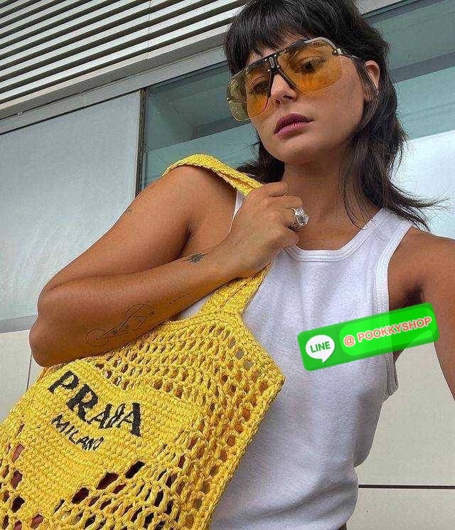 PRADA RAFFIA TOTE BAG สวยไม่ซ้ำใคร สไตล์บีช เหมาะมากกับการสะพายไปเที่ยวทะเล หรือจะใช้ในวันสบายๆก็ตอบโจทย์ กับกระเป๋าสะพายสานใบใหญ่ ตัวกระเป๋าเป็นวัสดุสังเคราห์จากธรรมชาติ สานทอเต็มใบออกมาเป็นลวดลายสวยงาม มีกระเป๋าซับในให้ สำหรับใส่ของเป็นสัดส่วน และรูดปาก