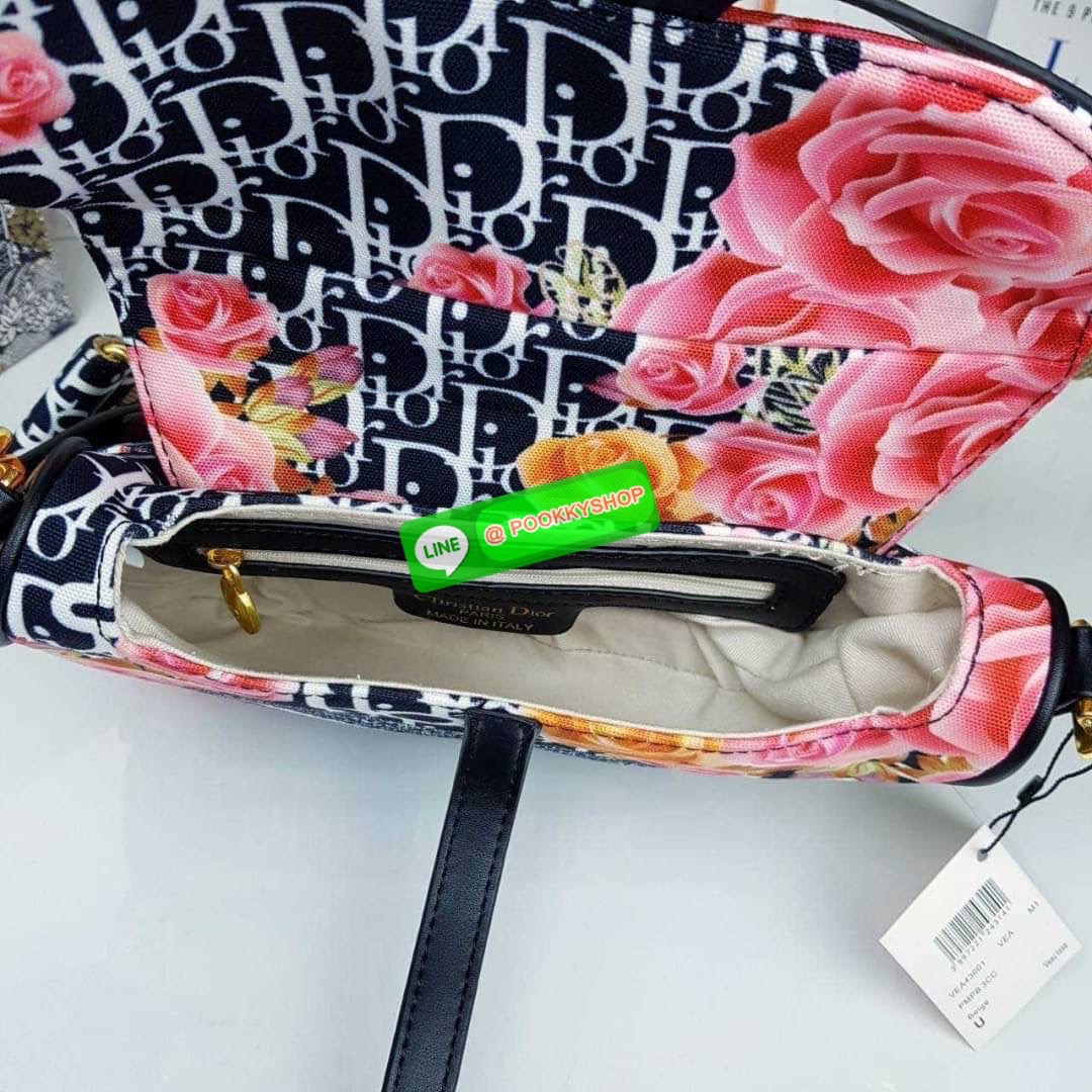 CHRISTIAN DIOR BAG VIP GIFT WITH PURCHASE (GWP) จาก CHRISTIAN DIOR DUTY FREE COUNTER (D4352) กระเป๋าสะพายดีไซน์เก๋ ลุคหรูหรา หรือลุคในวันสบายๆก็เอาอยู่ แมทได้ทุกลุคจริงๆ ดาราเซเล็ปทางฝั่งฮอลลิวู้ดเลิฟกันมากนะไอเทมนี้ จะถือเก๋ๆก็รอด หรือสะพายครอสบอดี้ก็เริ