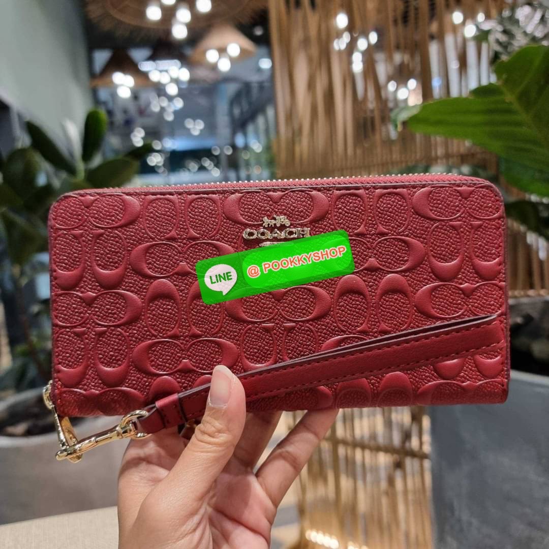 COACH C7360 LONG ZIP AROUND WALLET IN SIGNATURE LEATHER พร้อมเสิร์ฟความเลิศหรู ไม่ต้องรอพรีฯ ใหม่ล่าสุด กระเป๋าสตางค์ใบยาวกึ่งคล้องมือ สีคลาสสิค ขายดี ถือใช้คือขับผิวสุด!! วัสดุหนังแท้ปั๊มลายนูนสวยคม มาพร้อมสายคล้องมือ ถอดออกได้ ภายในใส่บัตรได้เยอะ มีช่อง