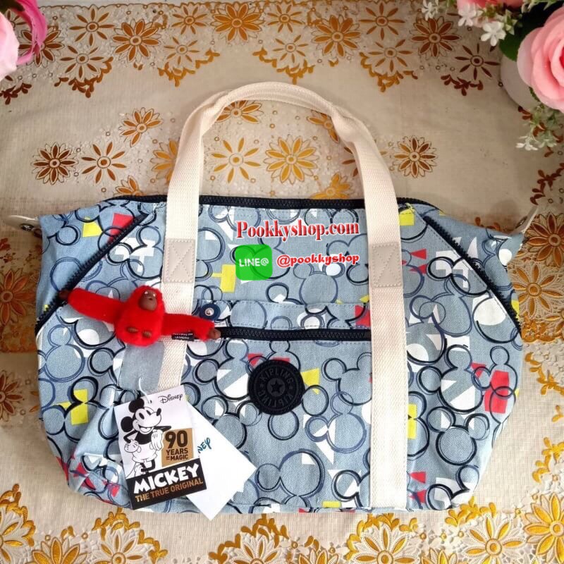 Disney's® 90 Years of Mickey Mouse Handbag 👍 รุ่น ART size L 👍กระเป๋าผ้าคิปลิงสะพายไหล่ได้ ครอสบอดี้ได้ มีสายยาวให้ 👍สามารถปรับสไตล์กระเป๋าได้2รูปแบบ เป็นtote หรือเก็บหูกระเป๋าก็ได้ 👍ช่องใหญ่ใส่ของได้จุ เปิดปิดด้วยซิป