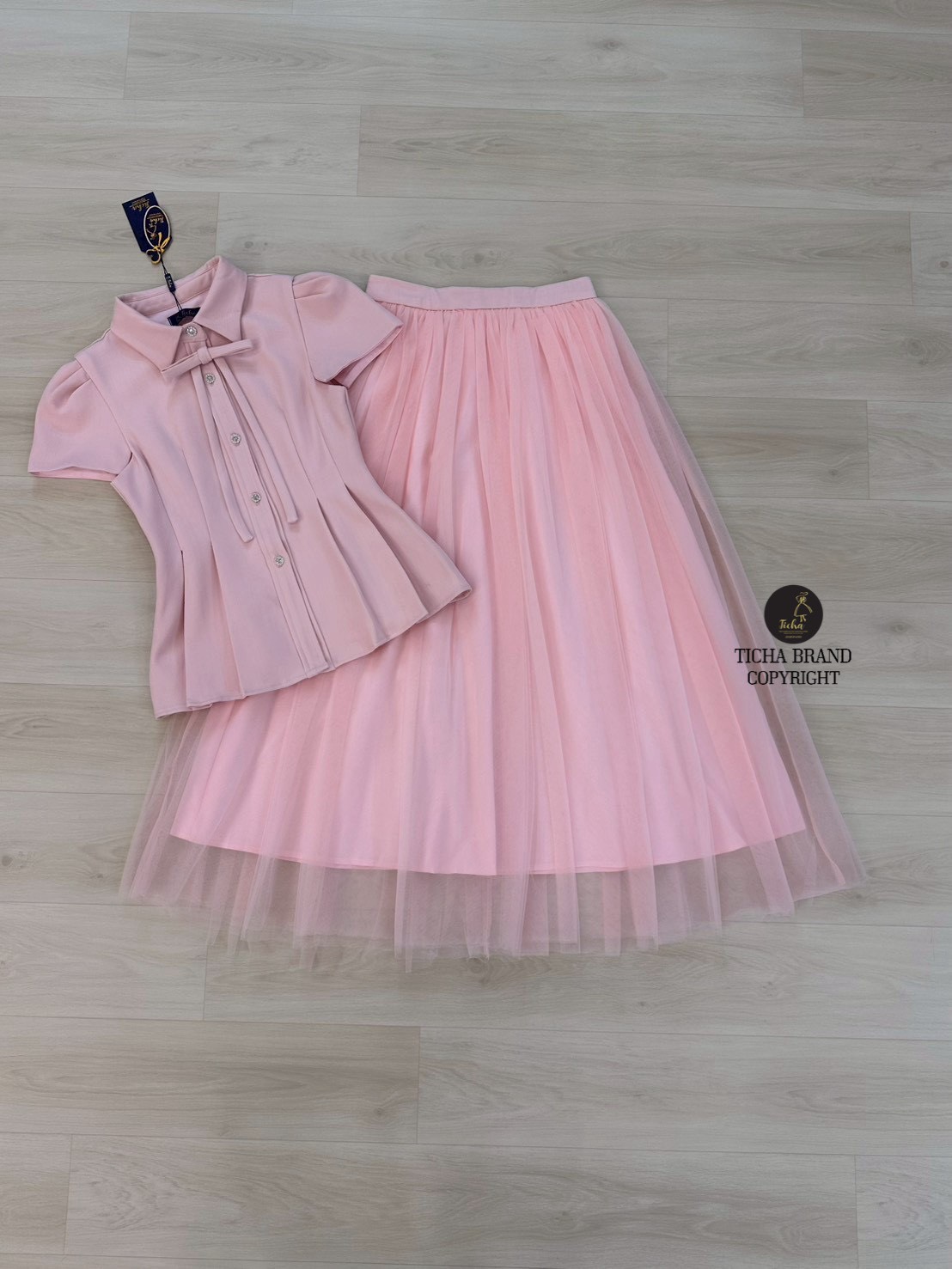 ชุดเซทแฟชั่น Set.3 ชิ้นเสื้อ+ กระโปรง+เข็มกลัด เสื้อแขนสั้นคอปกสีชมพู ดีเทลแต่งกระดุมเพชรด้านหน้า