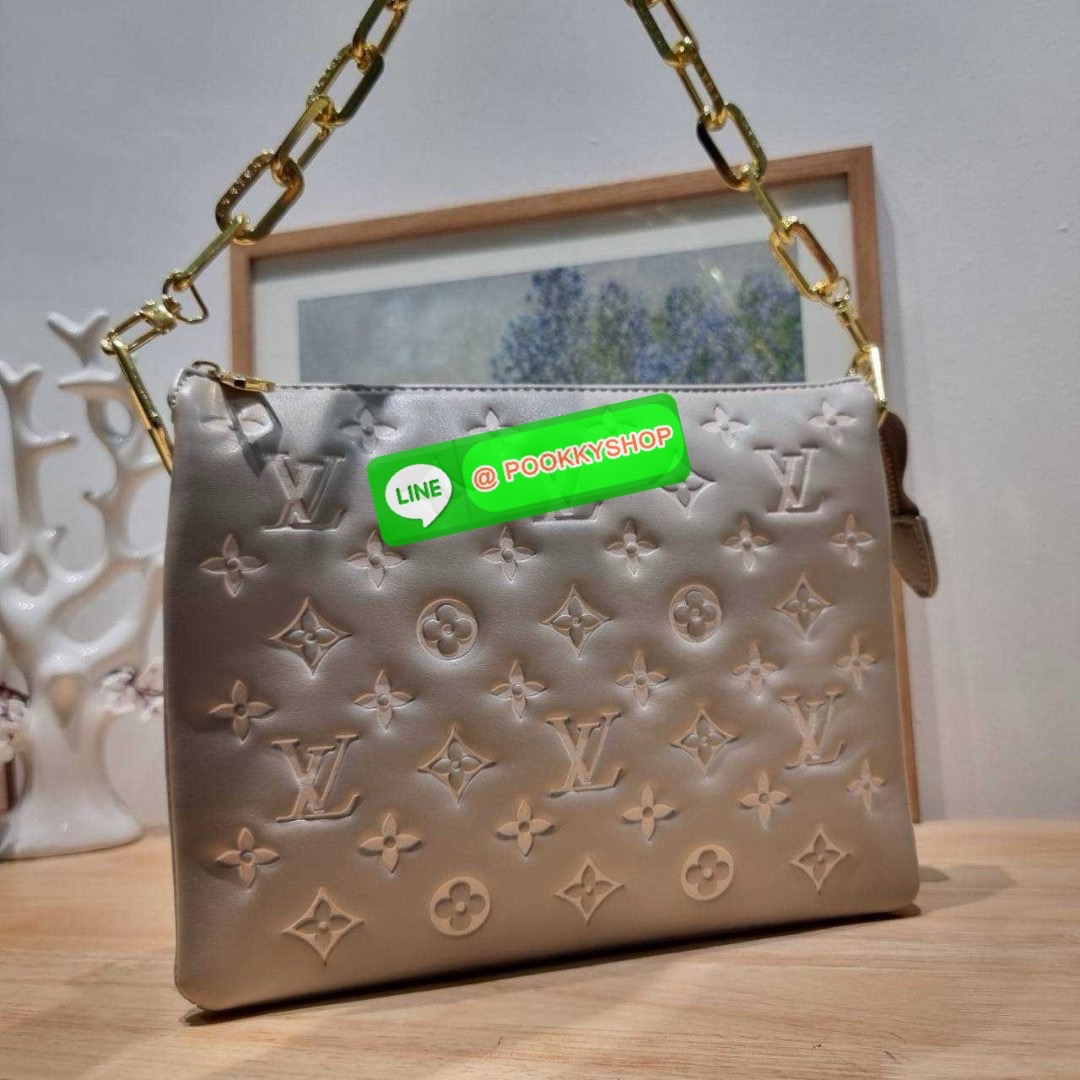 LV coussin pm bag 🔆 Details กระเป๋าสะพายกึ่งคลัชท์ สุดล้ำ ดีไซน์ใหม่ สีลิมิเต็ด ล่าสุดจากเคาน์เตอร์ duty free มาแรงมาก ด้วยความสวยปังตั้งแต่แรกเห็น มาพร้อมสาย 2 เส้น สวยลัคชูแบบสับๆ มีสายโซ่ที่มีดีเทลละเอียดไม่ซ้ำ และสายสปอร์ตครอสบอดี้ ที่จะคล้องไ