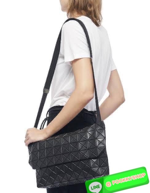 💕Baobao Issey Miyake Prism Sac ชาวมินิมอลทั้งชายและหญิงต้องถูกใจรุ่นนี้ เพราะ Prism Sac เป็นกระเป๋าแบบ unisex ที่มาพร้อมกับความเรียบง่ายของวัสดุเนื้อแมตต์ แต่ให้ลุคสไตล์เท่แบบคูลๆ โดดเด่นด้วยดีไซน์ที่ออกแบบมาให้ใช้งานที่ง่าย ตอบโจทย์ทุกสถานการณ์ฝา