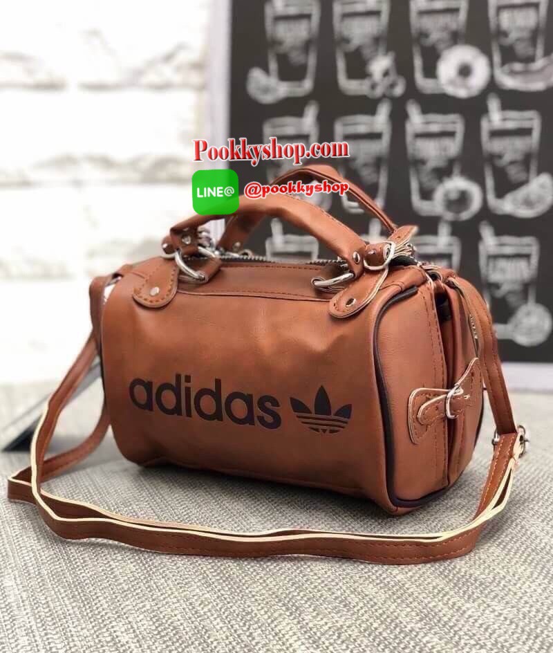 Brand : Adidas Mini Shoulder bag and messger bag 2018 Detail : กระเป๋าสะพายข้างใบเล็กกระทัดรัด แนวsport วัสดุทำด้วยหนังPU นิ่ม น้ำหนักเบา Logo Adidas สกีนทั้ง 2 ข้าง สามารถใช้ได้ทั้งด้านหน้าและด้านหลังเวลาสะพาย ภายในกว้างสามารถเก็บของได้พอสมควร ใส่กระเป๋า
