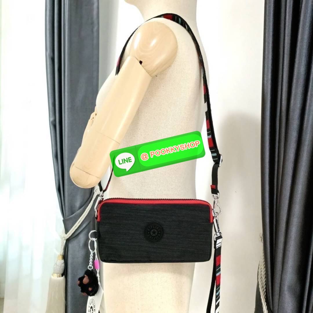 KIPLING 3 Monkey program Seoul up clutch & sling bag กระเป๋าคล้องมือ หรือ สะพายข้าง ขนาดเล็ก วัสดุ Nylon & Polyester 100% ใช้งานได้ 2 รูปแบบ มีสายสลับเปลี่ยนได้ทั้งแบบคล้องมือหรือสะพายข้าง เปิด-ปิดด้วยซิป ช่องหลักโล่ง มีช่องใส่บัตรด้านข้าง 6 ช่อง และช่องด