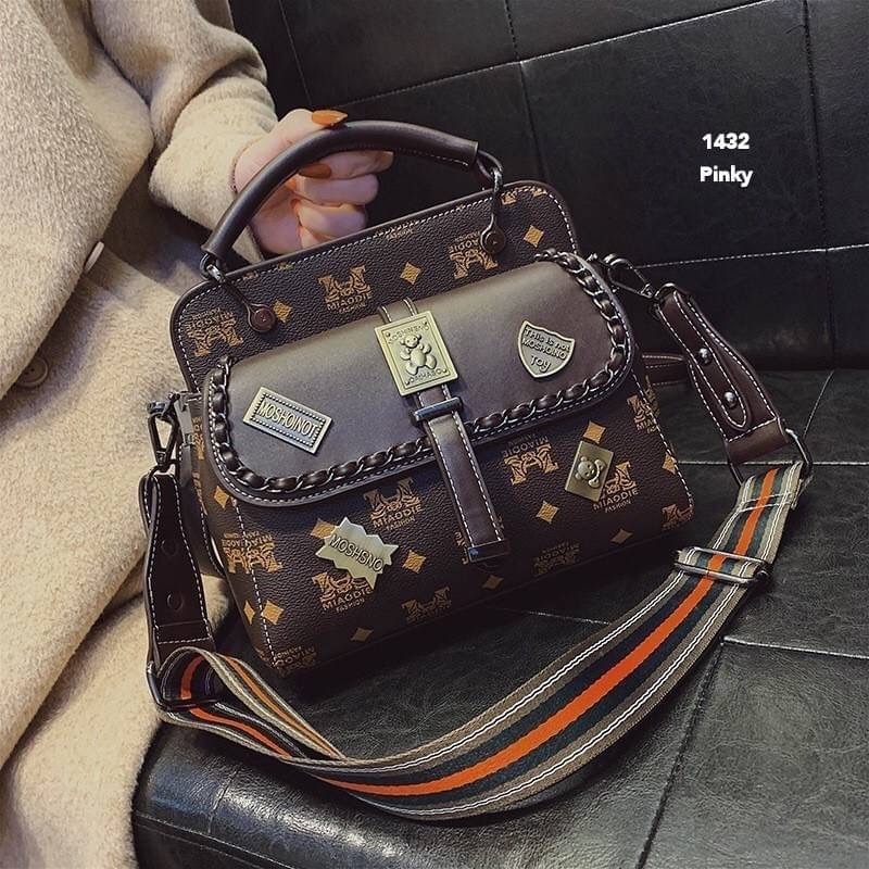 พร้อมส่ง กระเป๋าสะพาย 1422 งานนำเข้าสุดชิค หนัง pu เกรดดีเยี่ยม. มีสายให้ 2 สาย. ขนาดกำลังดี จุของได้เยอะ ด้านหน้าแต่งเก๋งานสวยอยู่ทรง มาน้อยรีบจับจอง