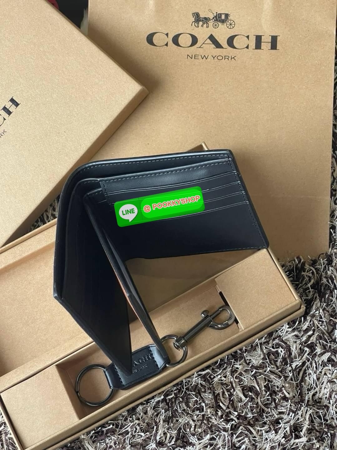 COACH BOXED 3-IN-1 WALLET GIFT SET IN SIGNATURE ชุดเซ็ทกระเป๋าสตางค์และพวงกุญแจจาก Coach กระเป๋าสตางค์หนังแคนวาสพิมพ์ลายทั้งใบ โดดเด่นด้วยดีไซน์เรียบหรู ร่วมสมัย และมีเอกลักษณ์เฉพาะตัว ด้านในประกอบด้วยช่องใส่ธนบัตร 2 ช่อง ช่องใส่บัตร 8 ช่อง และช่องว่างด้า