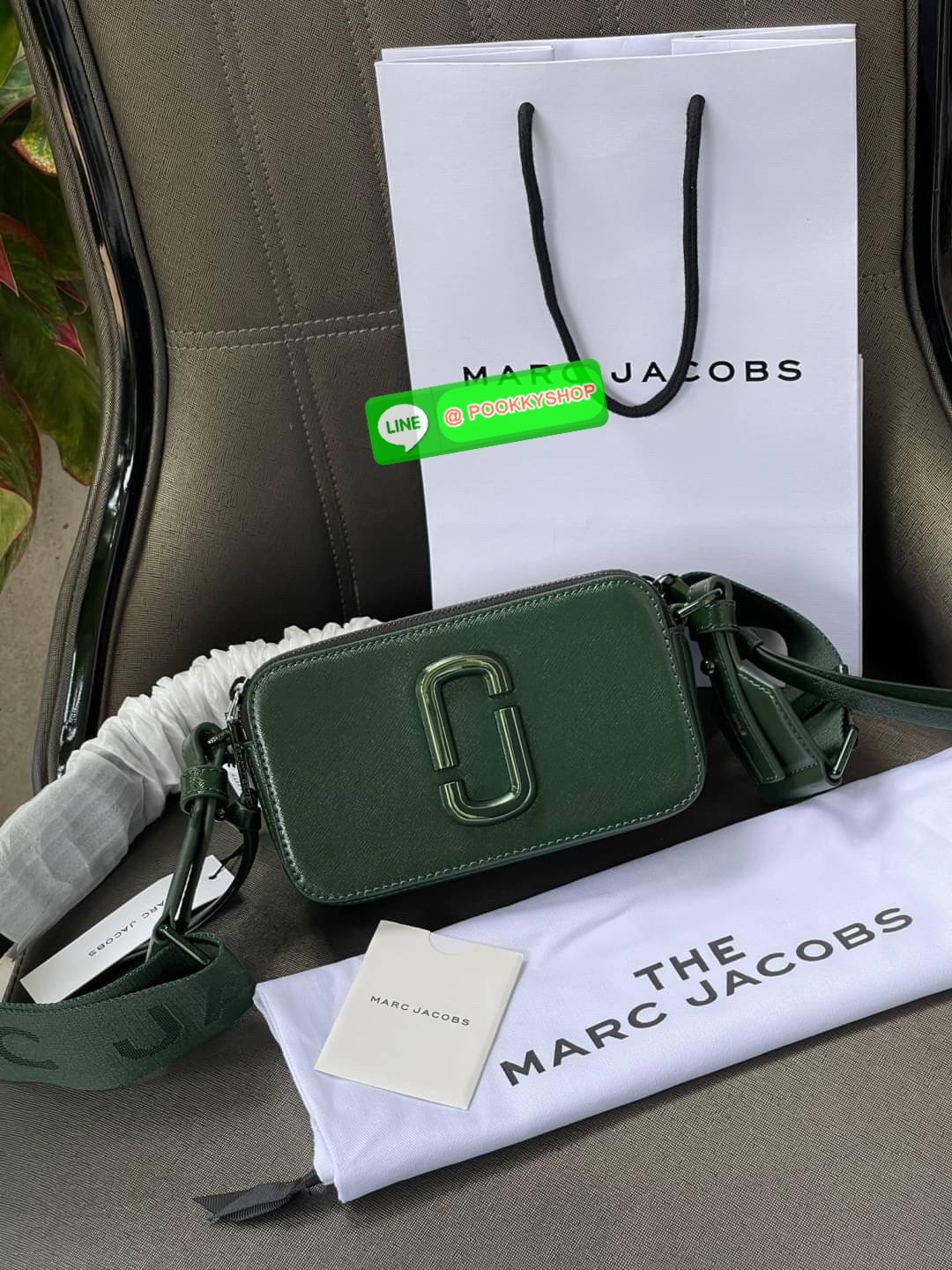 💕 Marc Jacobs Snapshot Bag กระเป๋าแบรนด์ดังจากสัญชาติอเมริกัน นับได้ว่ารุ่นนี้เป็นรุ่นทรงฮิตของ marc jacobs เลยทีเดียว โดยด้านหน้ากระเป๋าจะเป็นโลโก้แบบโลหะที่เป็นสัญลักษณ์ของแบรนด์นี้ มาพร้อมสายสะพายที่จะสะพายยังไงก็ดูโดดเด่น เพราะขนาดใหญ่ที่สกรีน