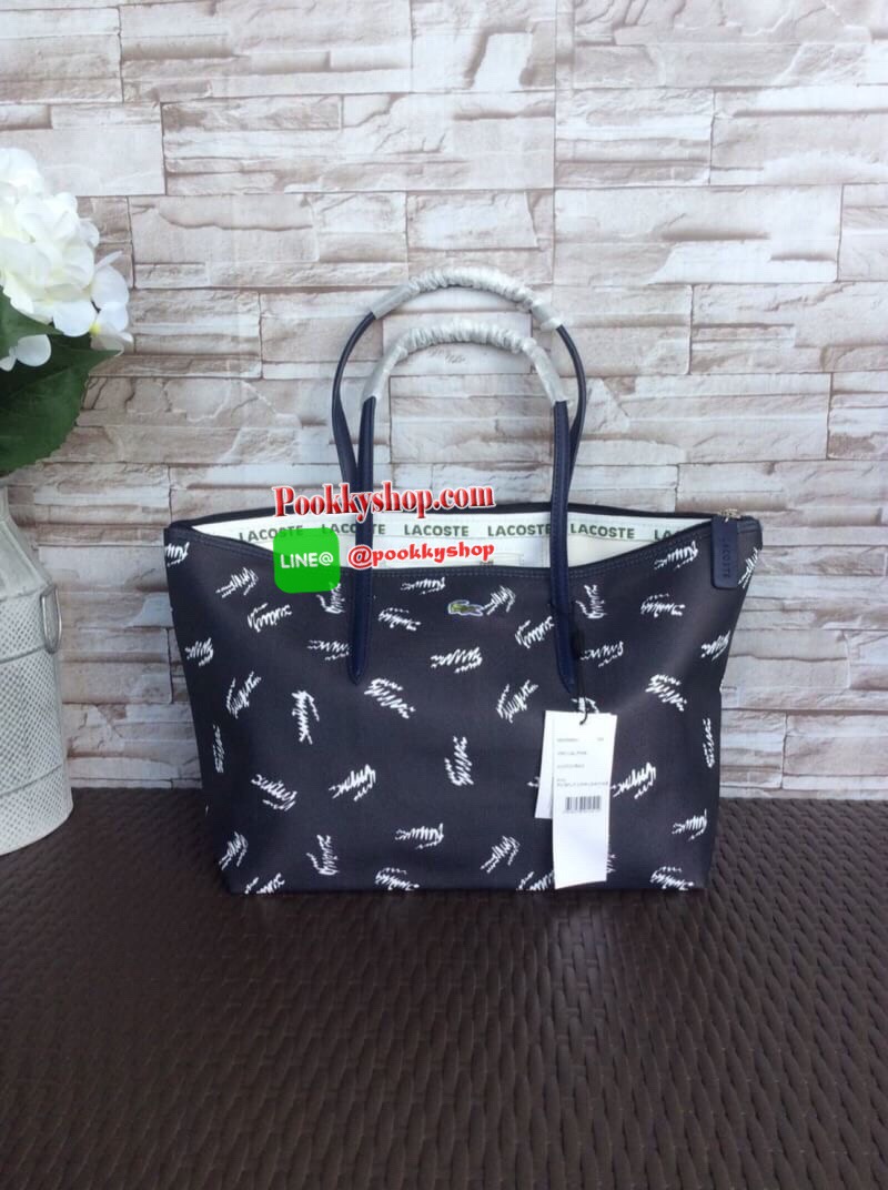 ลาคอส pu split cow leather bag รุ่นขายดีค่ะ!! กระเป๋าทรง shopping ลายกราฟฟิก ลายสดใส พร้อมส่งหลากสีรุ่นฮอตฮิตตลอดกาล แบบสวยคลาสสิค ใช้ได้ในทุกวัน ด้านหน้าประดับโลโก้จระเข้สัญลักษณ์แบรนด์ เปิดปิดกระเป๋าแบบซิป ที่จับหัวซิปปั้แบรนด์ ภายในกว้างใส่ของจุ มีช่