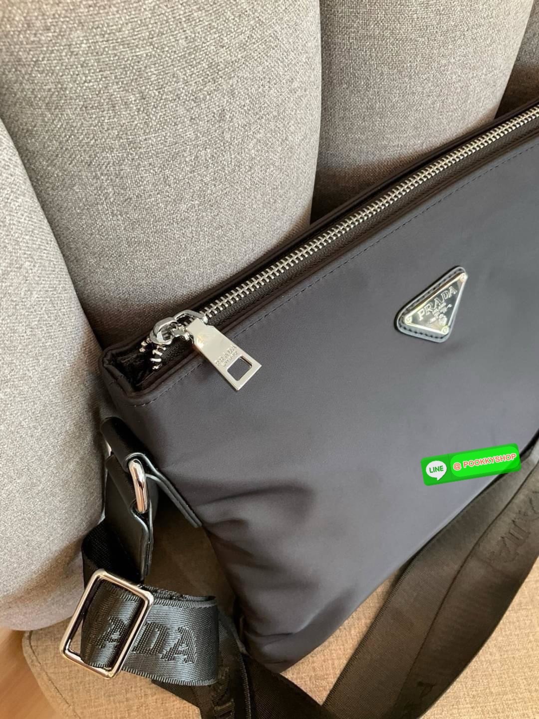 สำหรับคุณผู้ชาย เข้าแล้วค่ะ🌟🫶🏻 กระเป๋าทรง MASSENGER แบรนด์ PRADA อะไหล่เงินทั้งใบ ด้านในมีช่องใส่ของแบ่งเป็นสัดส่วน หลายช่อง เปิดปิดด้วยซิปยาว ใส่ IPADmini ได้สบาย จุของได้เยอะ มาพร้อมช่องซิปด้านในอีกหนึ่งช่อง ด้านหลังมีซิปใส่ของ ห